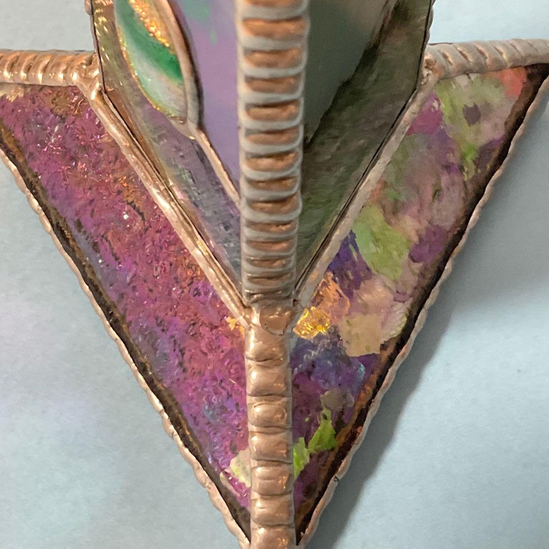 装飾的な紫と緑のガラスアート 万華鏡