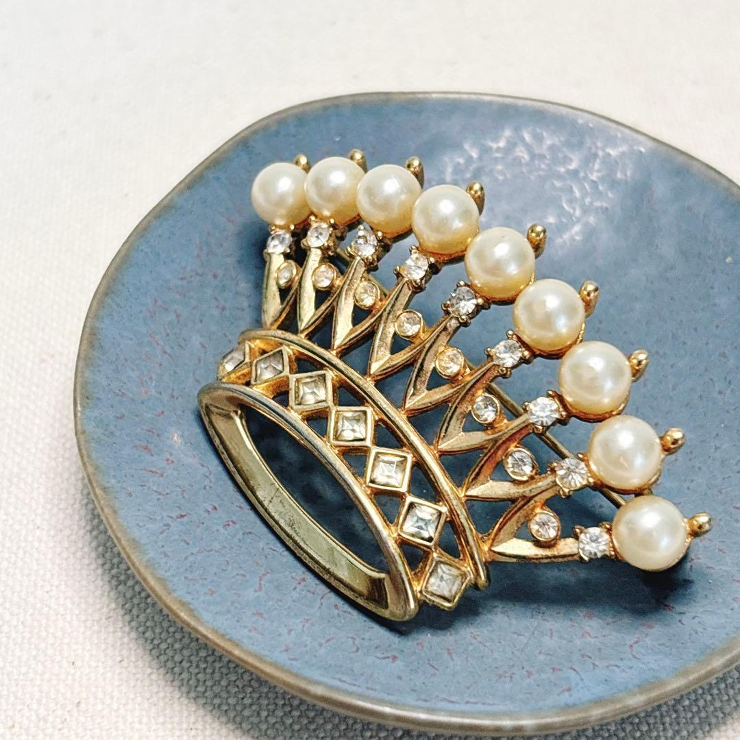 トリファリ 大きめのゴールドの王冠 ブローチ コスチュージュエリー