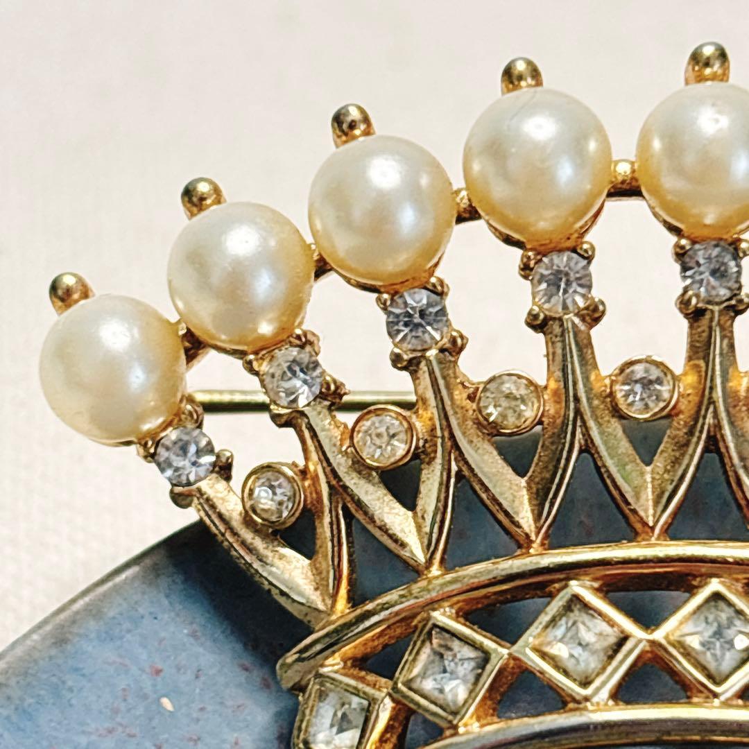 トリファリ 大きめのゴールドの王冠 ブローチ コスチュージュエリー