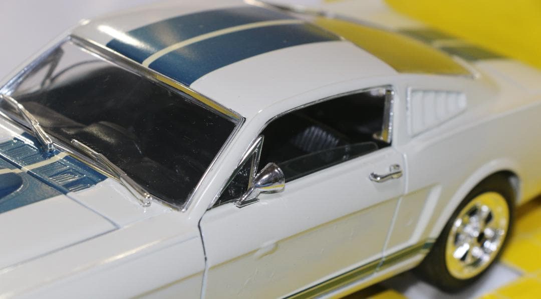 貴重　JOUEFエボリューション製 フォード・ムスタング　白　１／１８　中古品