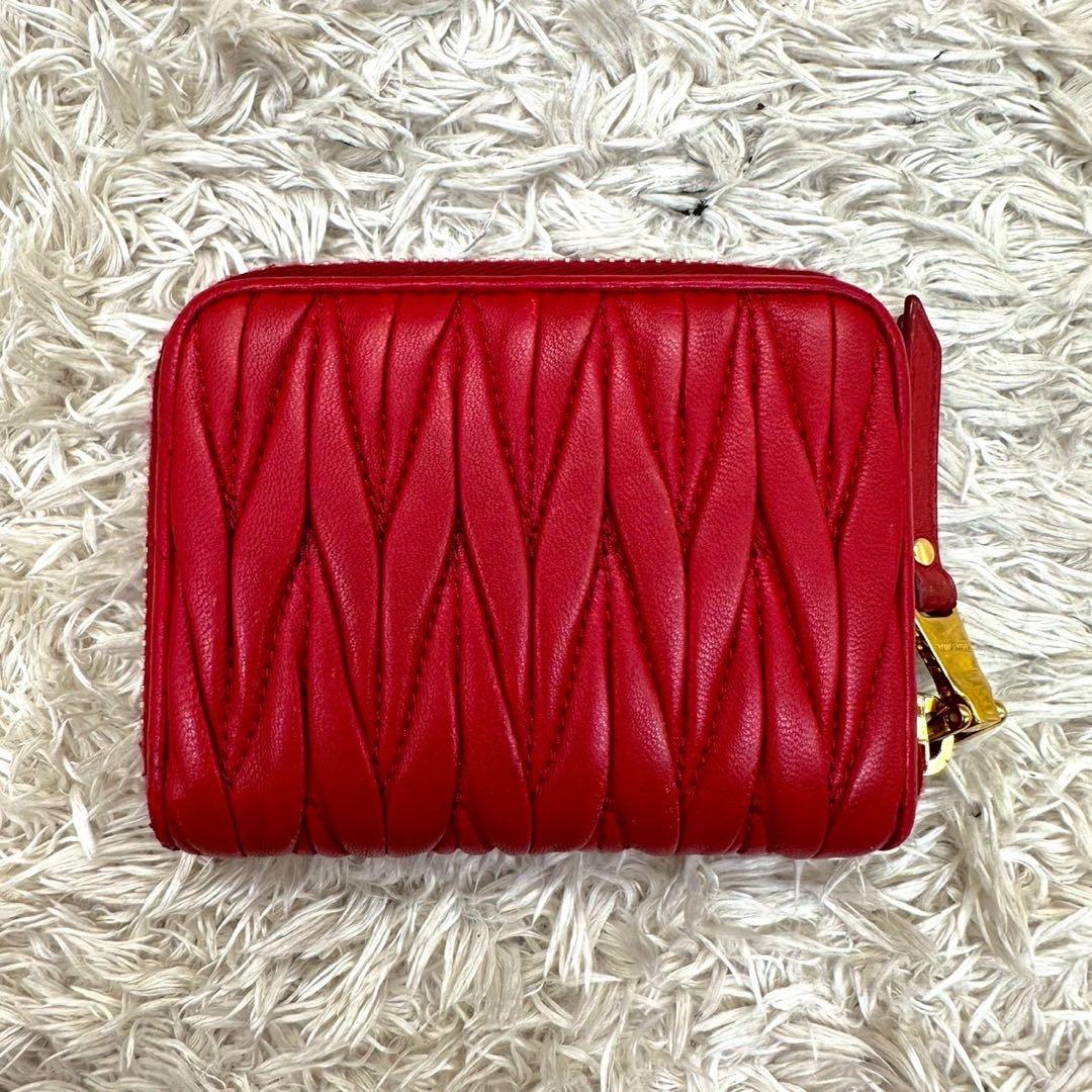 【極美品】ミュウミュウ ケース マテラッセ 赤 ラウンドファスナー レザー