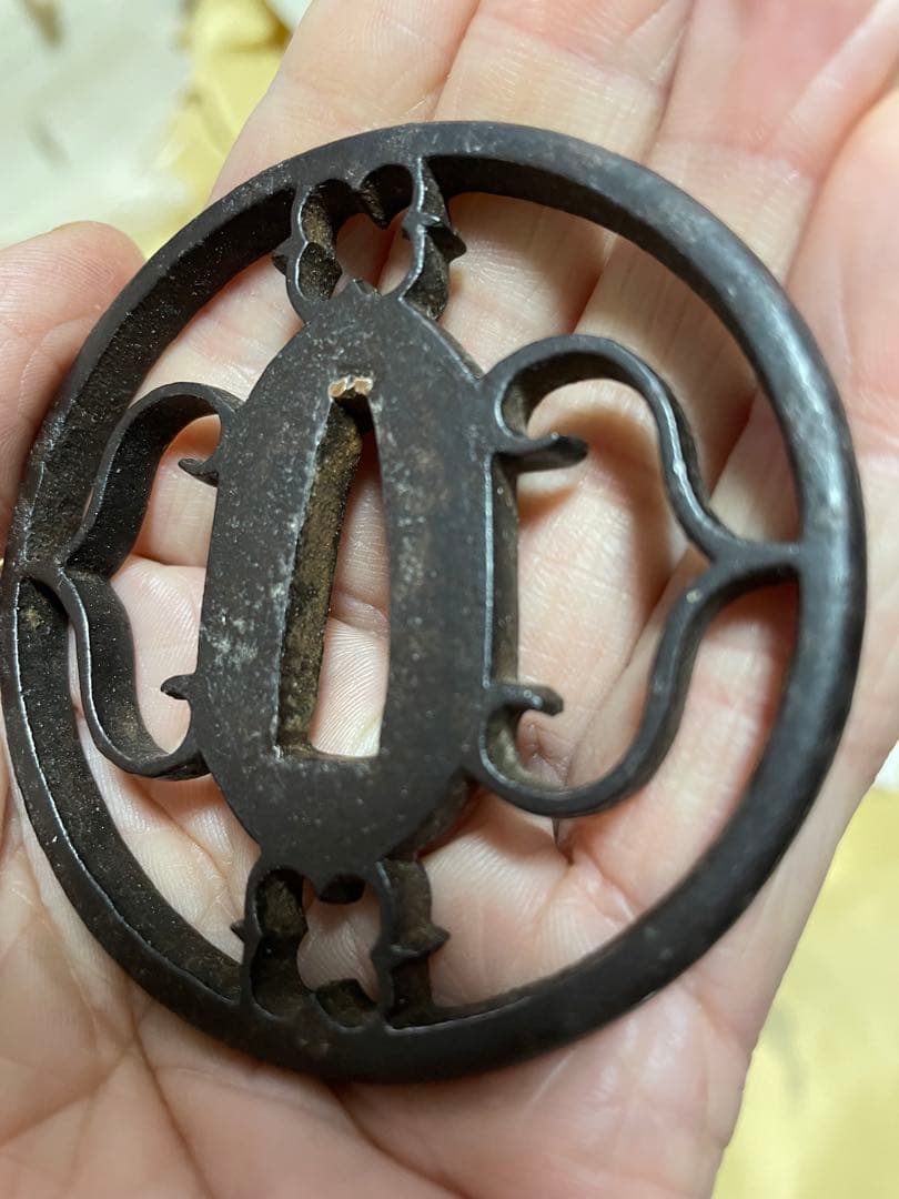 鍔　鉄地透かし鐔