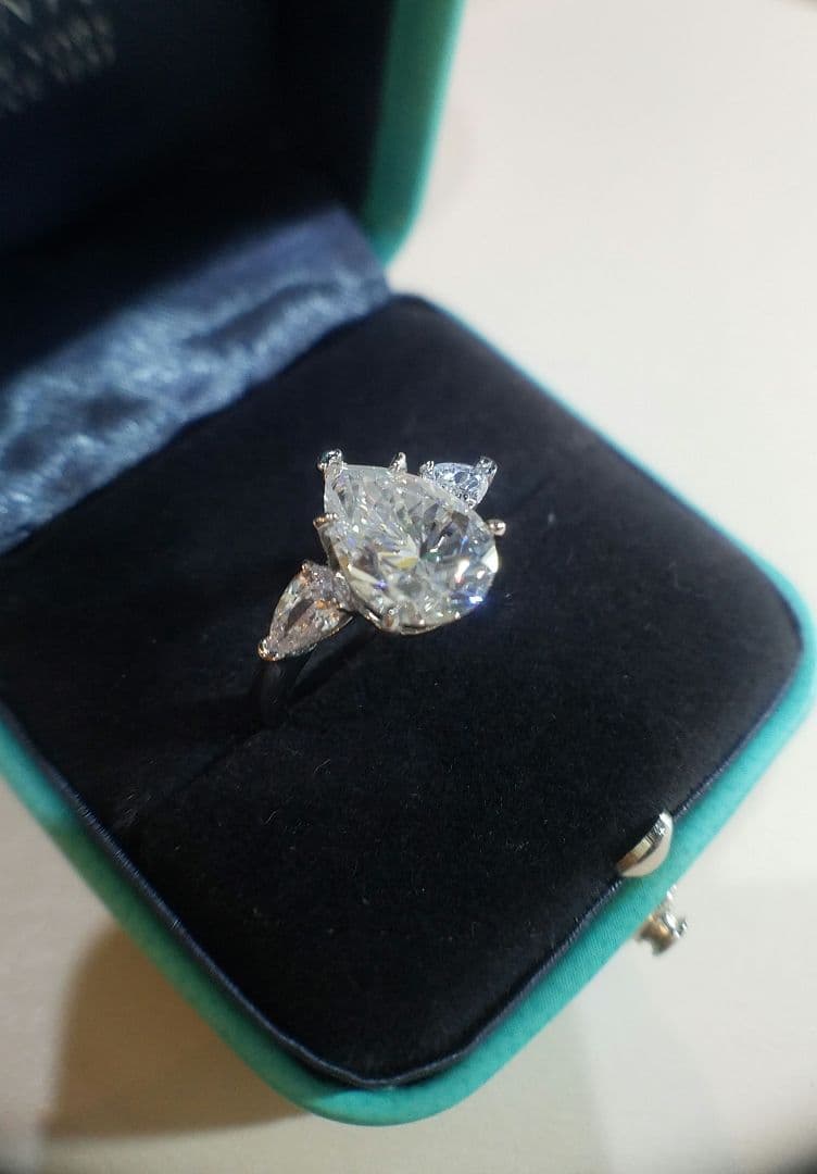 マーフィー様！最高級モアサナイト ペアシェイプ 3ストーンリング