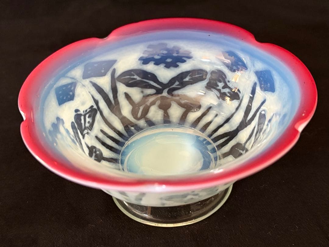 大正ガラス 和ガラス 菖蒲に蝶透かしウランガラス 桃色乳白氷コップ