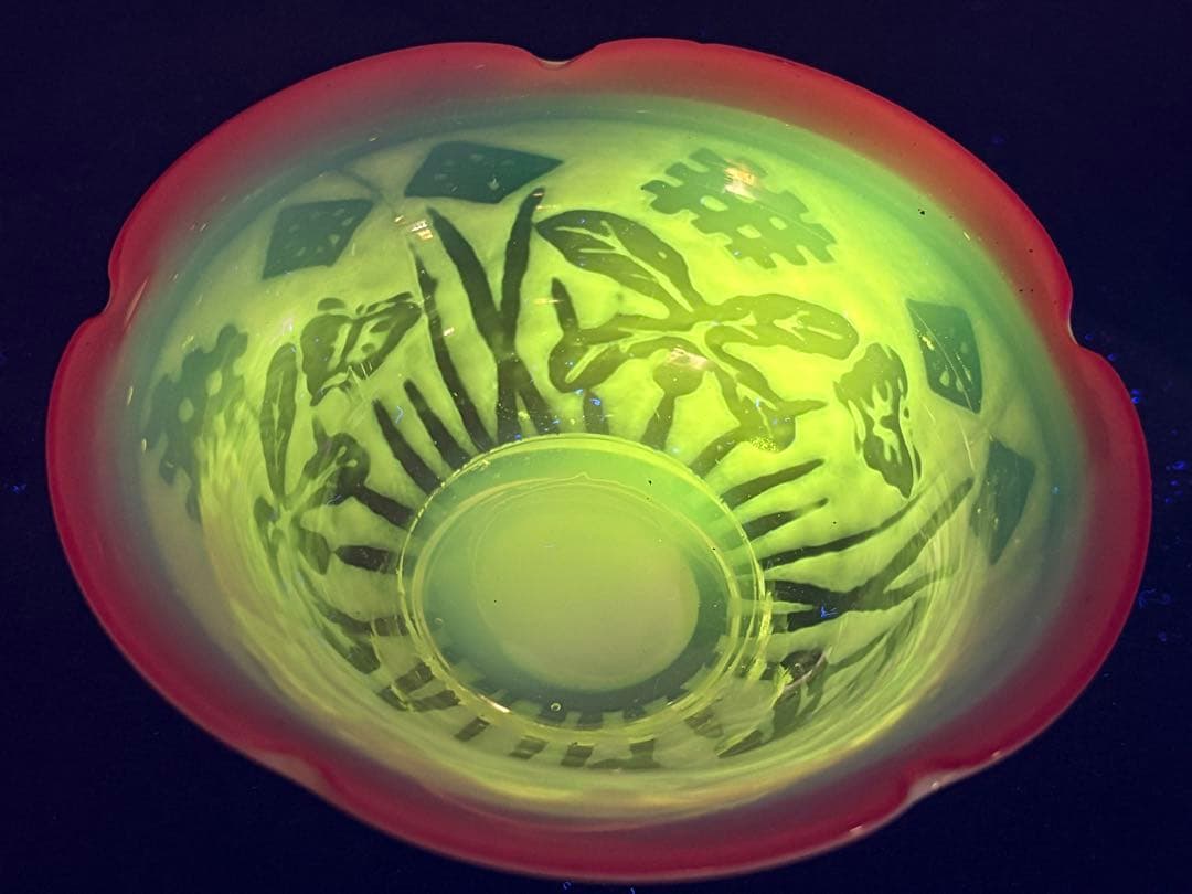 大正ガラス和ガラス菖蒲に蝶透かしウランガラス 桃色乳白氷コップ 12cm