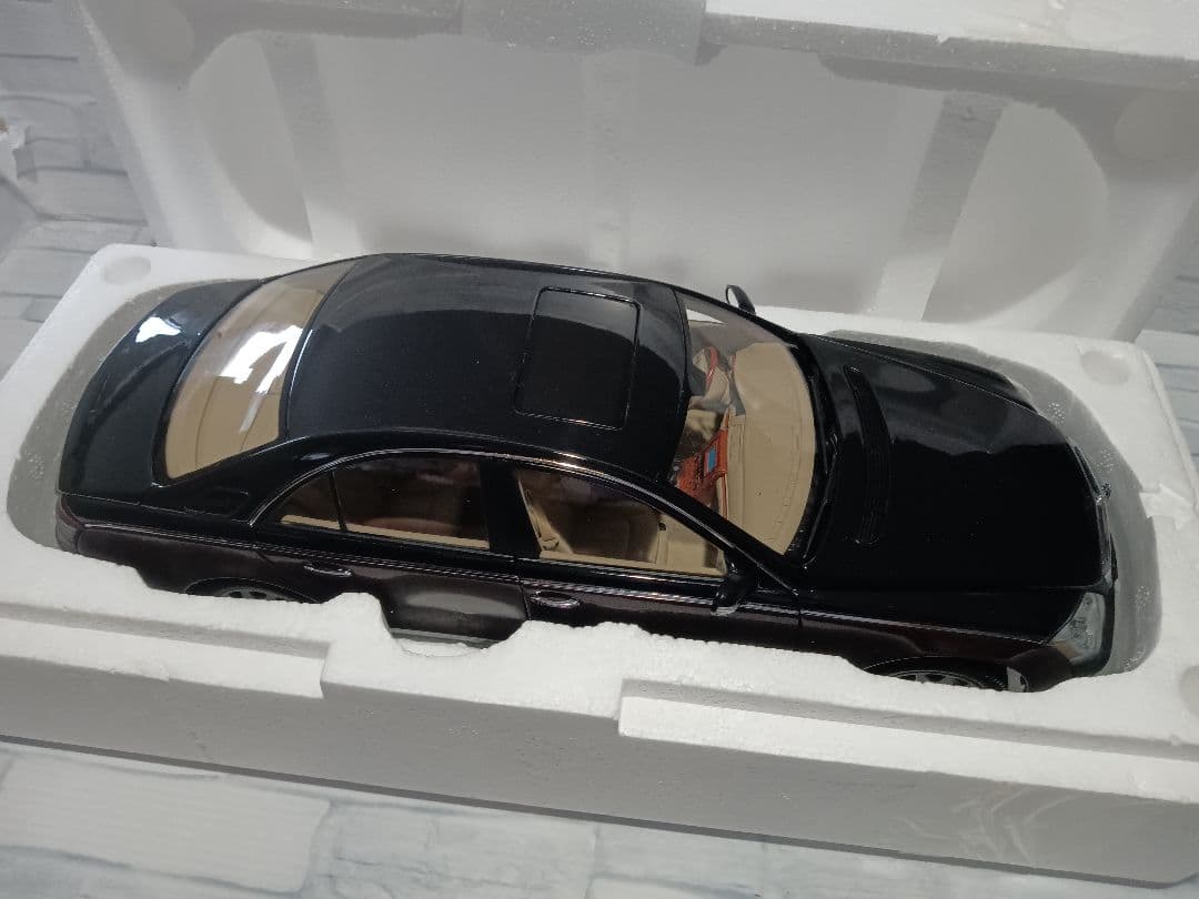 1/18 メルセデス　マイバッハ　57 ディーラー品　ミニカー