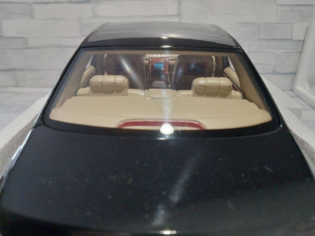 1/18 メルセデス　マイバッハ　57 ディーラー品　ミニカー