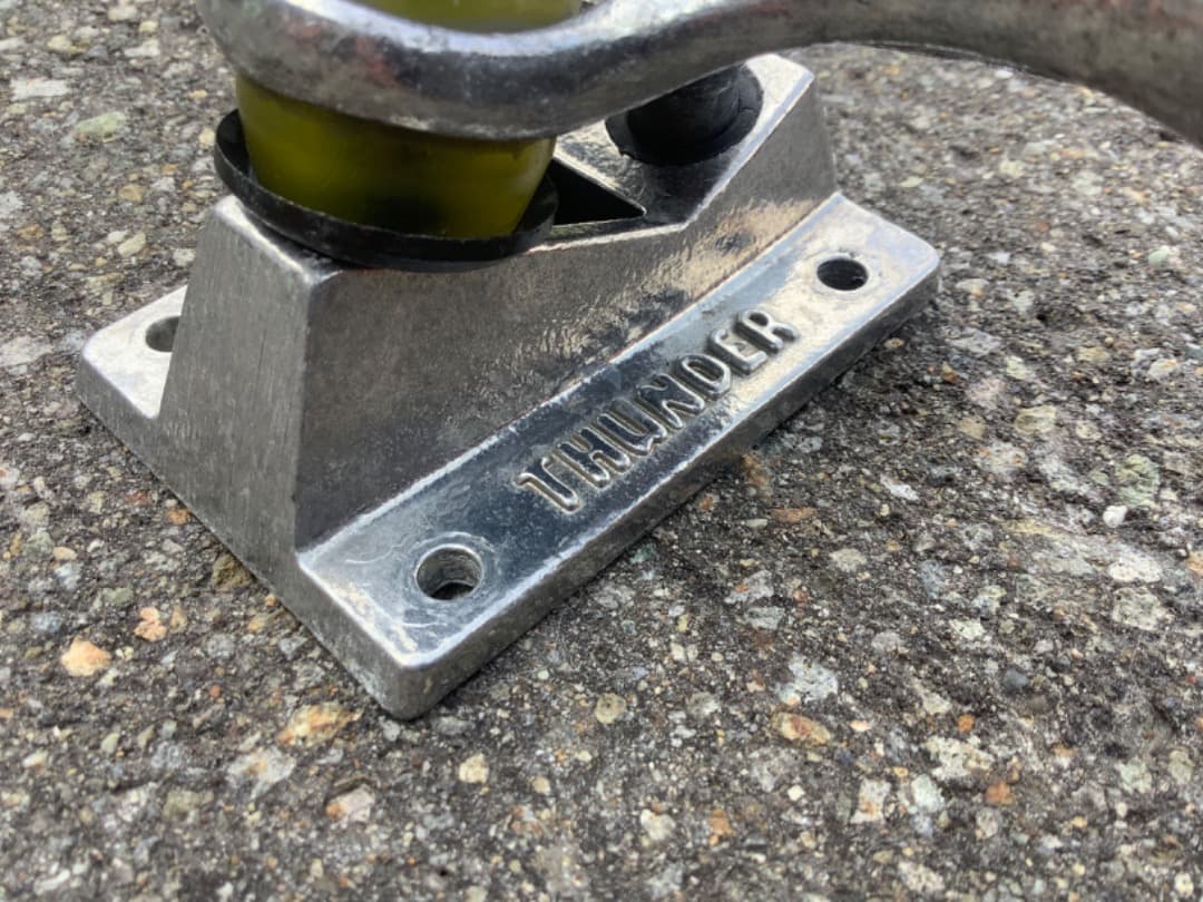 Thunder スケートボードトラック　未使用