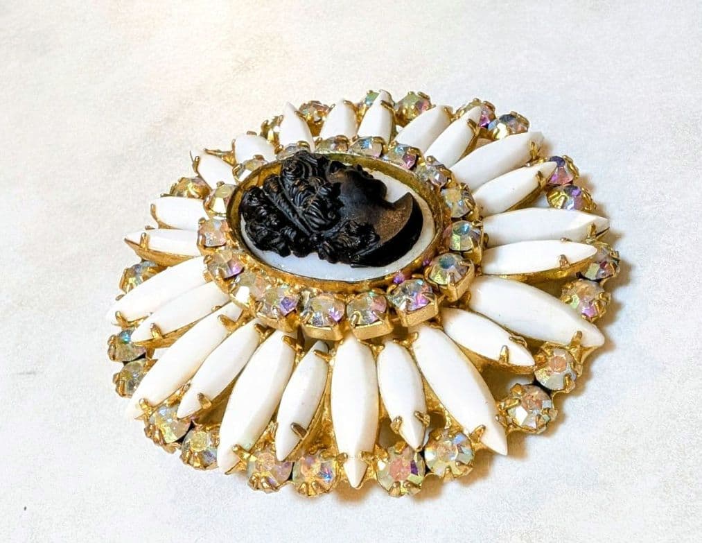 No.0337 ヴィンテージジュリアナ ブラック＆ホワイト ガラスカメオブローチ