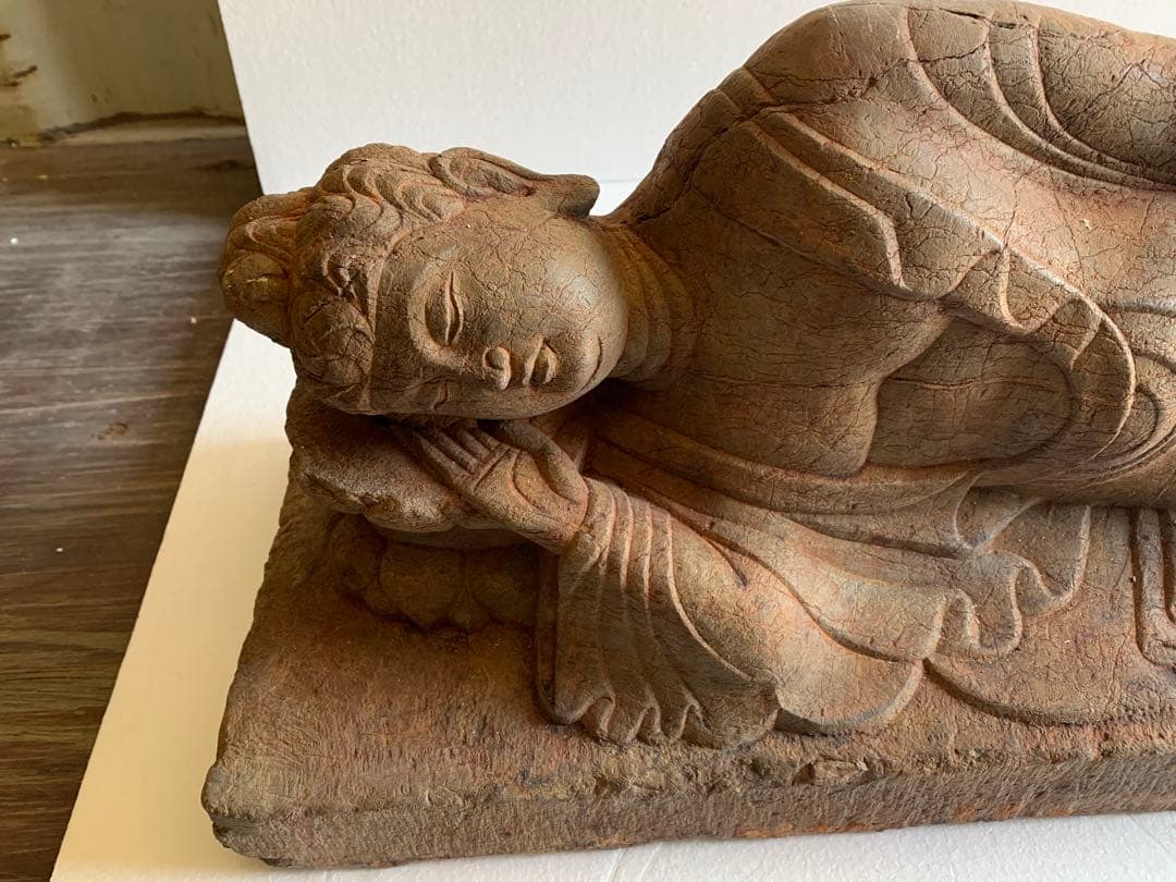 北魏時代 青石睡仏 青石細密彫 仏像 仏師手作り品 某寺院所蔵 - メルカリ