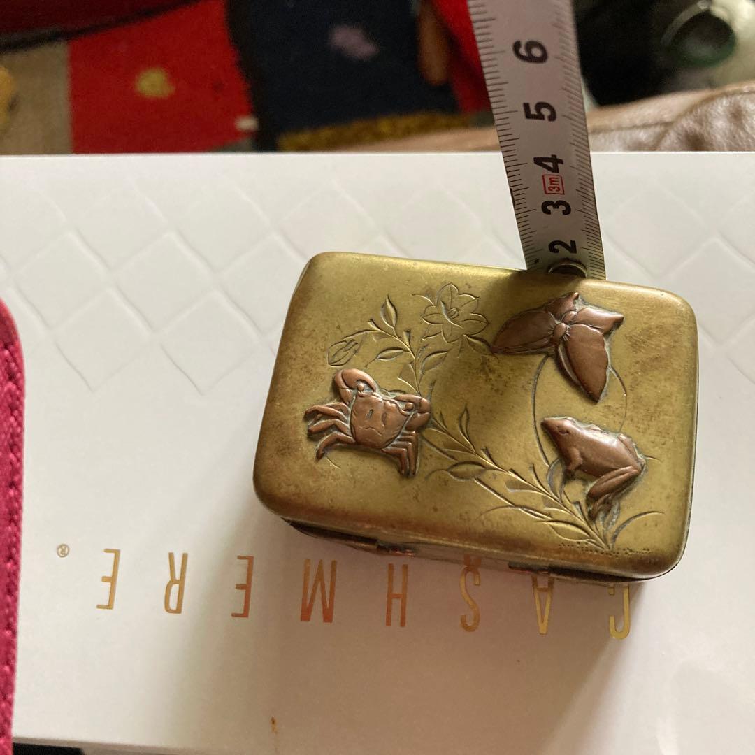 金色のカエルと蟹、蝶、バッタ、トンボなどの彫金箱