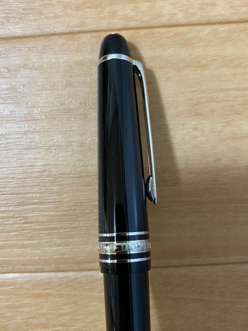 美品 モンブラン ミッドサイズ プラチナｘブラック ボールペン 名入れあり