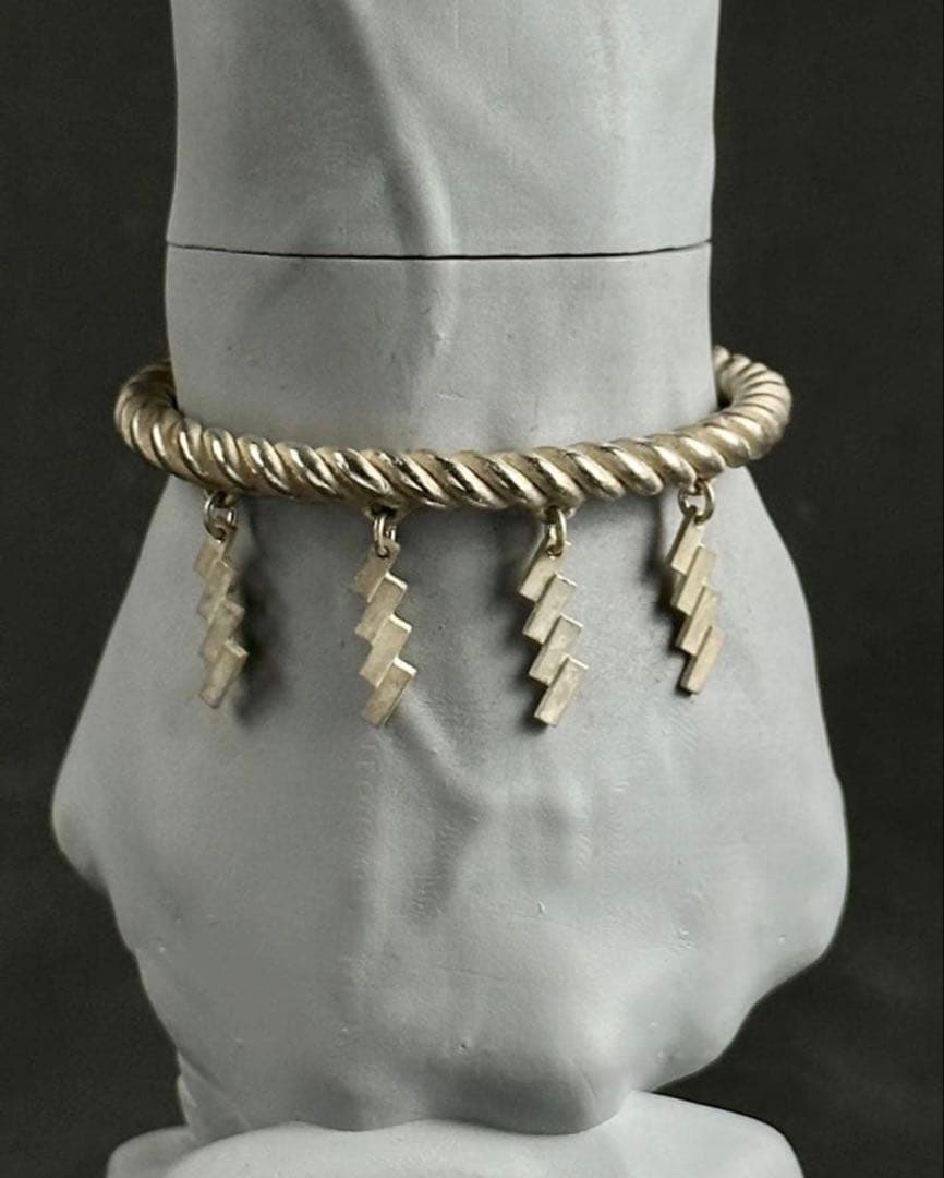 淺野屋健一のシルバーアクセサリー。しめ縄ブレスレット並 紙垂4枚