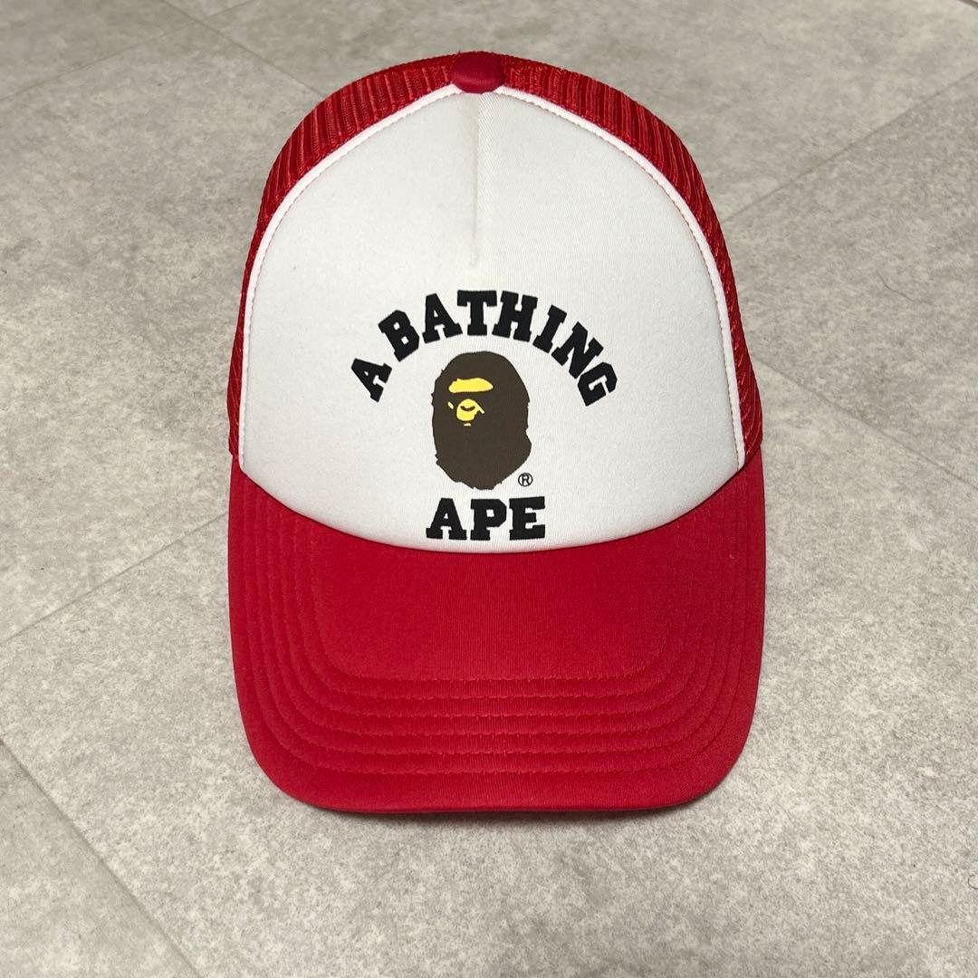 A BATHING APE® トラッカーキャップ レッド/ホワイトA BATHING APE