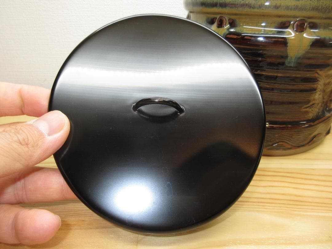 送料込【逢絢亭】茶道具 水指 高取焼 真塗の塗蓋 高取雪山 鬼丸雪山 共箱入り