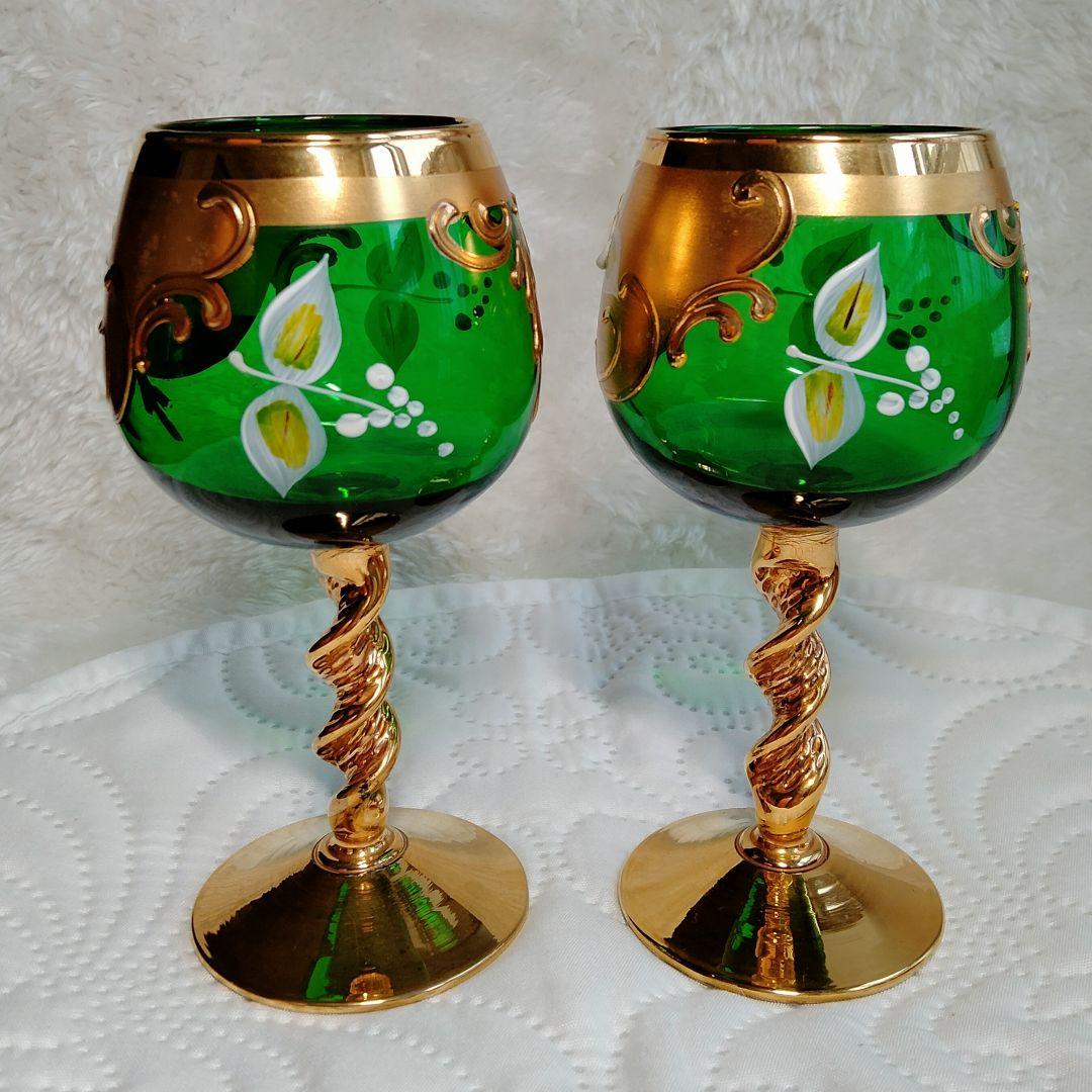 ベネチアングラス✦緑のガラスと金、花模様のワイングラス 2個セット