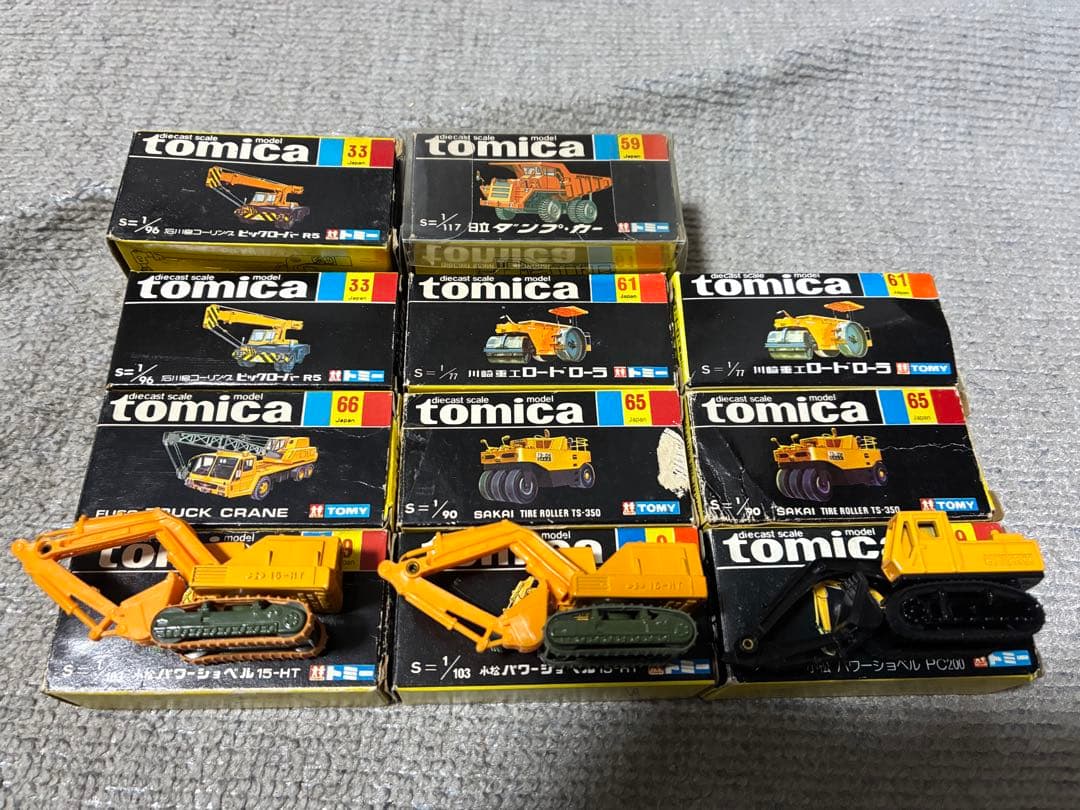 当時の赤、青、黒箱トミカ超大量ほぼ全てミニカーは美品状態82台くらいあります‼︎