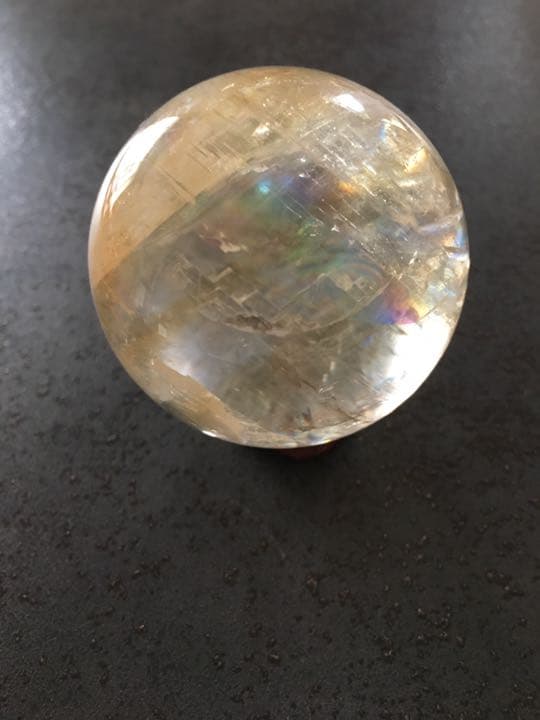 虹入り カルサイト丸玉55mm イエロー 美術品・アンティーク・コレクション