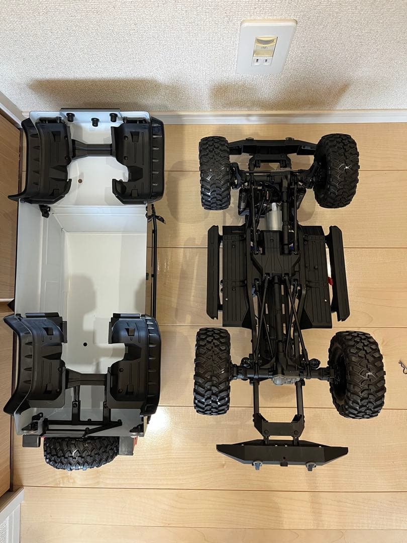 トラクサス TRX4 ランドローバー ディフェンダーD110 RTR シルバー