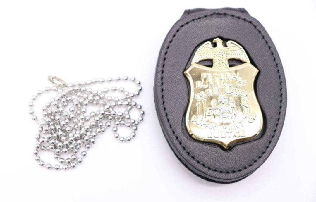 新品 FBI バッジ レザーケース レプリカ クリップ チェーン付 嵌込型