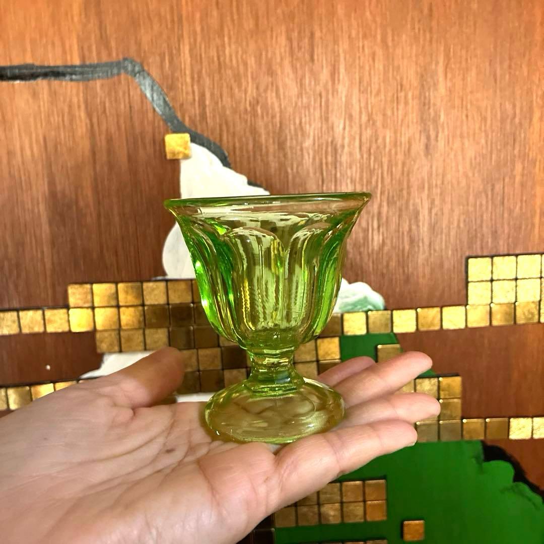 骨董 時代ガラス 若草色 プレスガラス 希少ラッパ型 菊割底 氷コップ