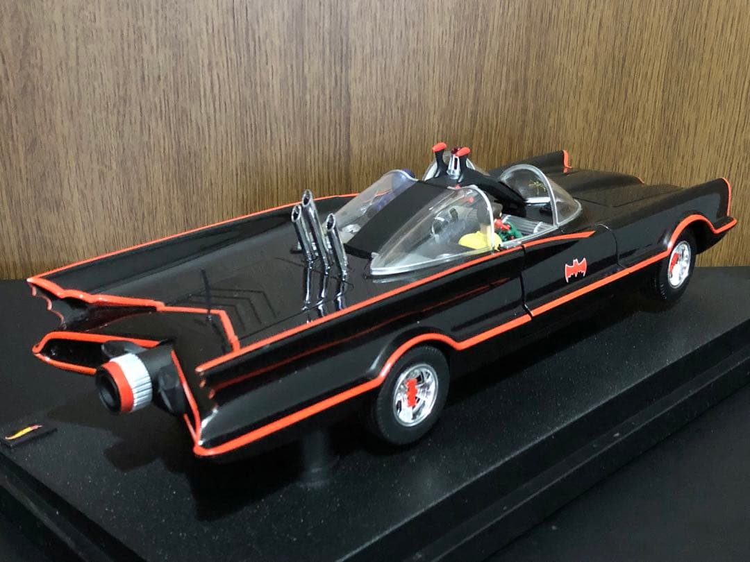 ★絶版！￼ マテル 1/18 バットモービルTV版フィギュア付