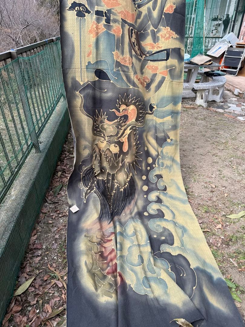 ◯手描きロウケツ染め布、 若武者が悪龍を退治している図