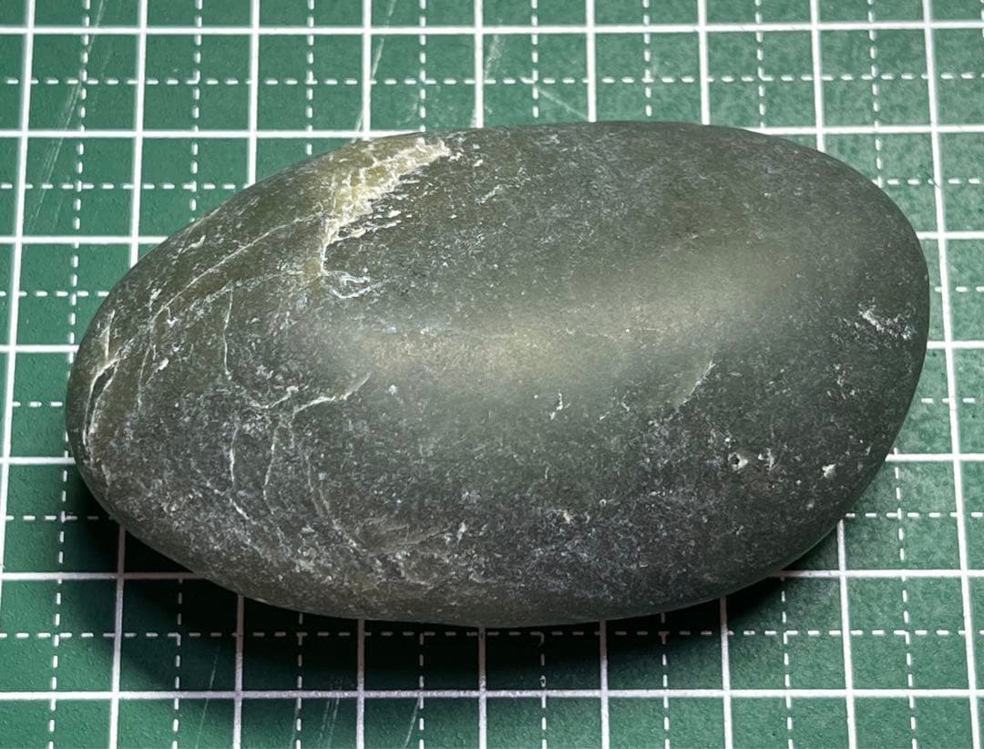 富山県産 ネフライト 大玉 国産鉱物 標本 原石 - メルカリ