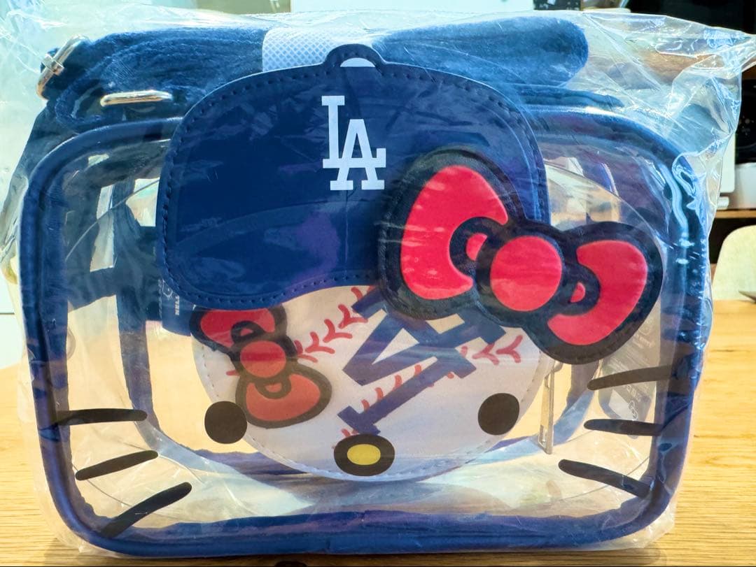 来場者限定商品】ハローキティ LAドジャース コラボバッグ - メルカリ