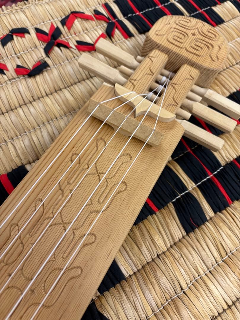 アイヌ トンコリ 初心者向け 専用ケース付き 替え弦入り 彫刻入り