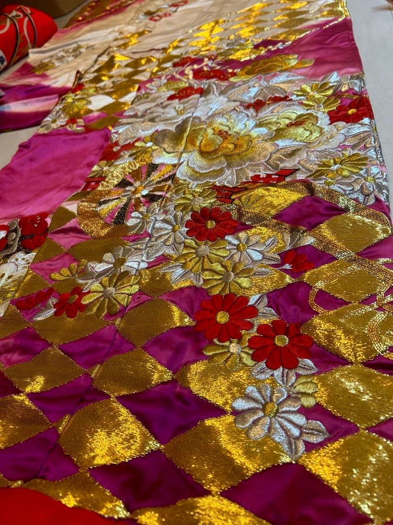 大幅値下げ！！色打掛 伝統的な花柄刺繍 着物